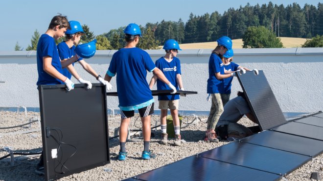 Eine Schule bekommt eine Solaranlage