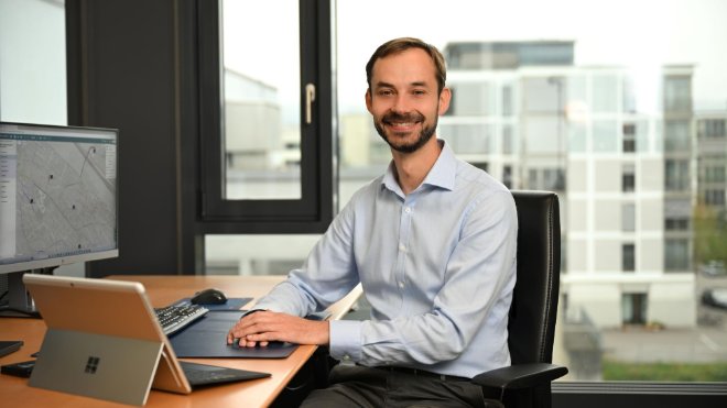 Julian Wruk sitzt vor einem PC, der das Grid Cockpit zeigt