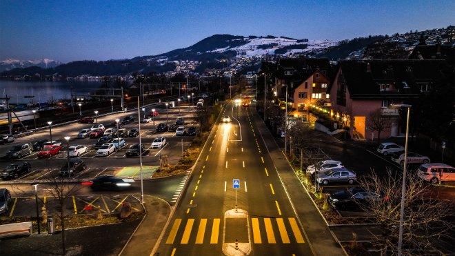 Die Seestrasse in Richterswil dient als Pilotstrecke für die neue Beleuchtung, die die Lichtverteilung je nach Witterung anpasst. Dadurch soll bei nasser Fahrbahn die Blendung minimiert werden.