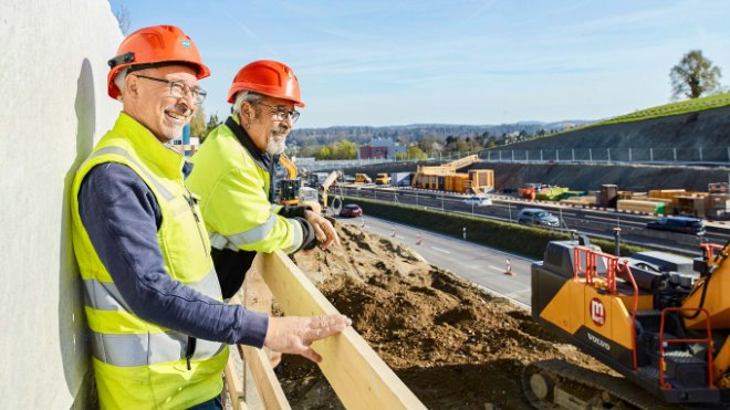 Franc Schneider und Martin Keller schauen auf die Baustelle