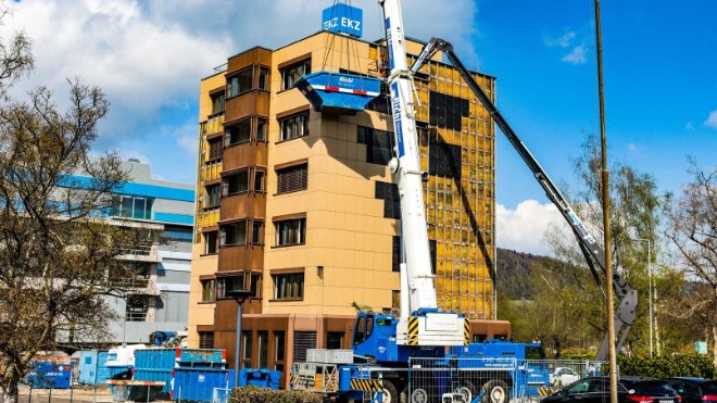 Kran vor dem Bau 1 in Dietikon.