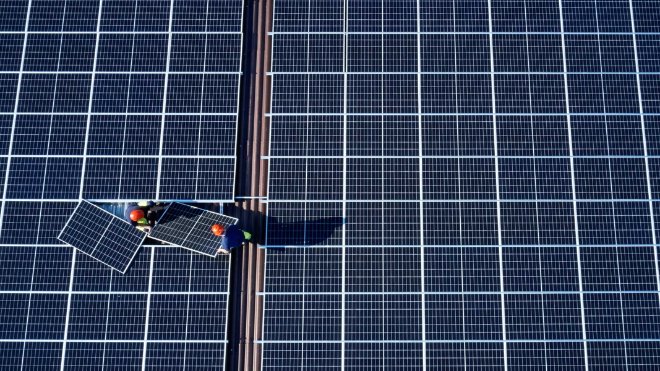 Mit einer dynamischen Rückliefervergütung wird empfohlen, Eigenverbrauch und Einspeisung bei jeder Anlagengrösse zu optimieren. Am besten gelingt dies mit einem Energiemanagementsystem (EMS). Auf dem Bild zu sehen sind viele PV-Module auf einem Dach.