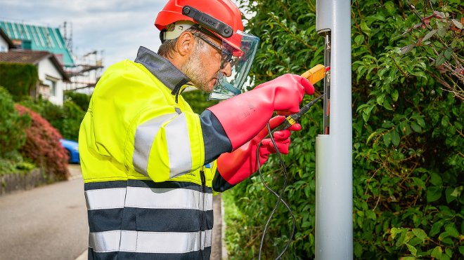 Netzelektriker Toni Börner im Einsatz im Freien