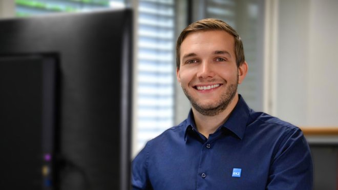 Ramon Streng, Leiter Netzbau bei EKZ, am PC