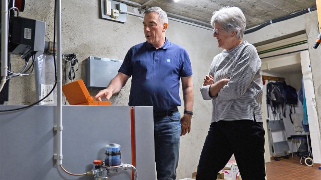 Heidi Rubin und Hardy Schröder im Keller bei der Wärmepumpe