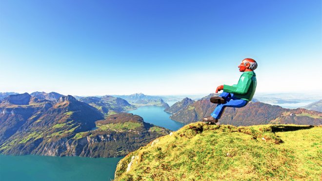 Ein Werk von Stefan Schmidlin über einem See.