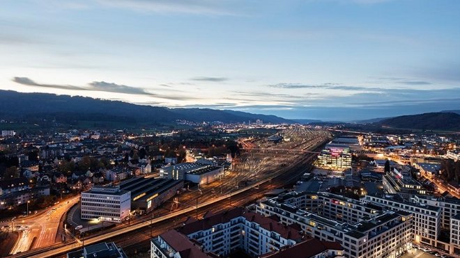 Bild aus der Vogelperspektive auf das Limmatfeld bei Nacht