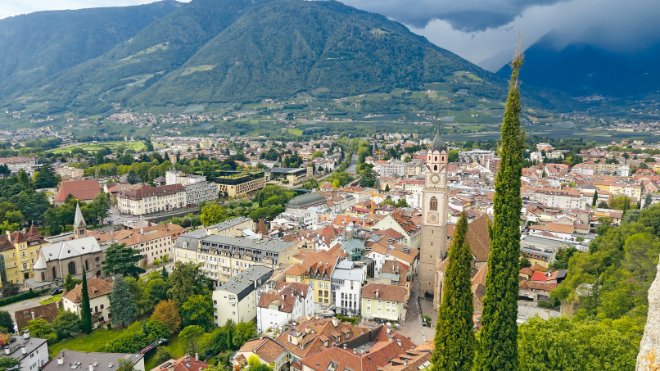 Meran im Südtirol mit der Stadtpfarrkirche Sankt Nikolaus.