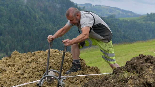 Ein EKZ-Monteur überwacht den Kabelzug des neuen Kabels am Schnebelhorn. 