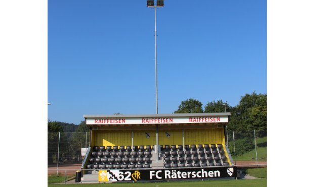 Fussballplatz mit Tribüne