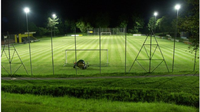 Fussballplatz bei Nacht