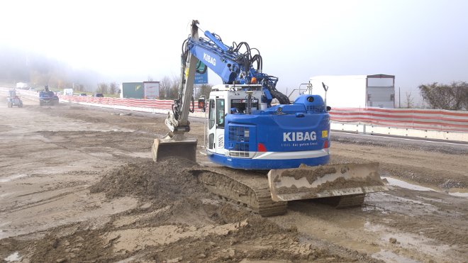 Ein Bagger auf der Baustelle der A4