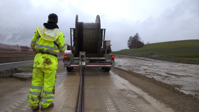 EKZ-Mitarbeiter wickelt Stromkabel auf
