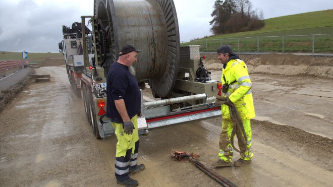 EKZ-Mitarbeiter vor der Bobine