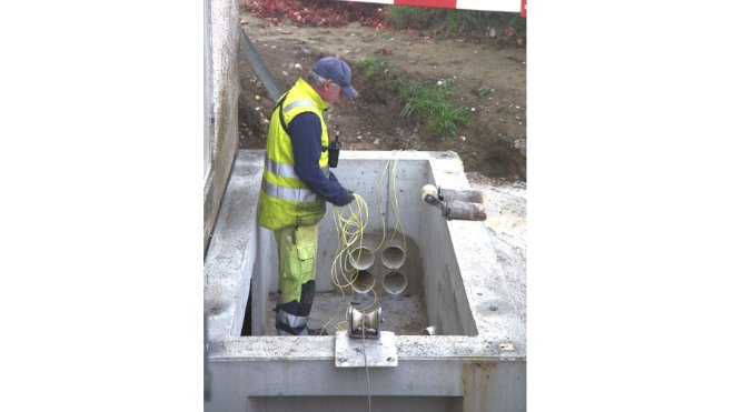 Kabelröhre, in die das Stromkabel verlegt wird