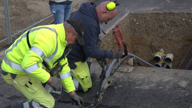 EKZ-Mitarbeiter ziehen die Stromkabel aus dem Kabelrohr