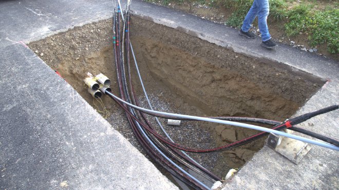 Kabel von beiden Richtung aus den Röhren