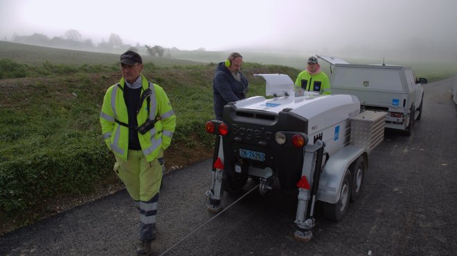 Zugmaschine zieht Kabel durchs Rohr