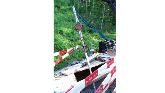 Der Bohrkopf, der unterhalb der Thur hindruchgezogen wird