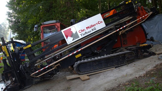 Zugmaschine auf der anderen Flussseite