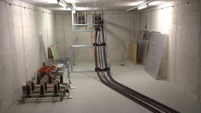 MS-Kabel kommt durch die Wand ins UW