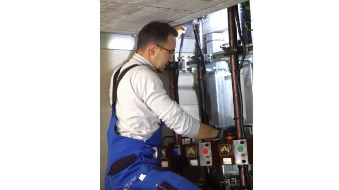 Mitarbeiter schliesst Kabel an