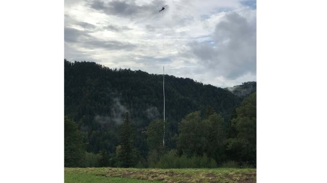 Das Leerrohr wurde unten im Tal verschweisst und an einem Stück vom Hubschrauber in den Graben gehoben. 