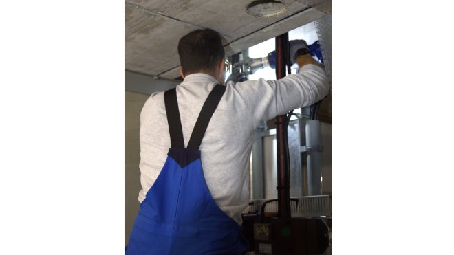 Mitarbeiter schliesst Kabel an