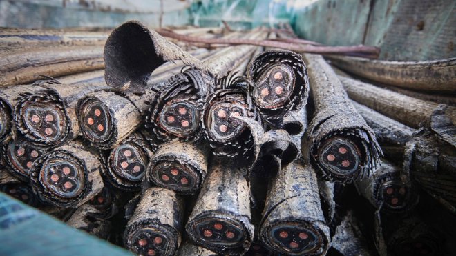 Die zerteilten Kabel werden in einer Spezialwanne gelagert und wieder an Land fachgerecht getrennt und entsorgt oder wiederverwertet.