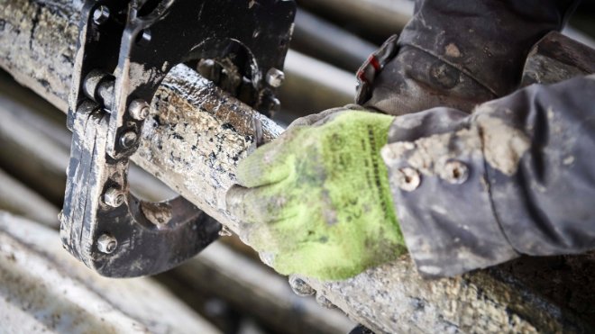 Dort wird das Kabel mit Hilfe eines hydraulischen Kabelschneiders zertrennt.