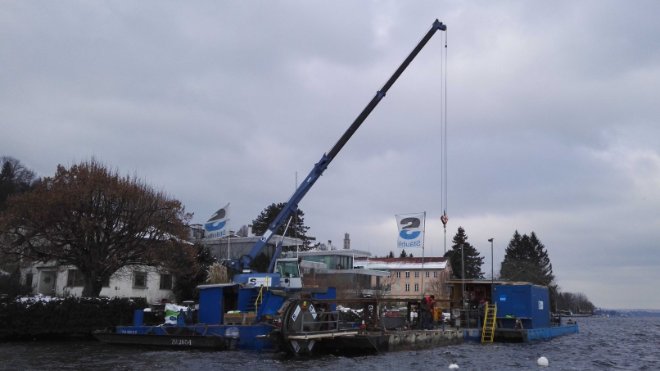 Mithilfe eines schwimmenden Pontons wird das Kabel Schritt für Schritt aus dem See gehoben.