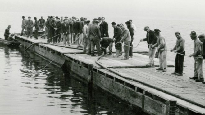 Heute werden vor allem grosse Maschinen zum Verlegen von Kabeln im See eingesetzt. Hier sieht man ein Bild vom Verlegen des Seekabels zwischen Herrliberg und Thalwil aus dem Jahr 1954. Damals standen viele Menschen statt Maschinen im Einsatz.
