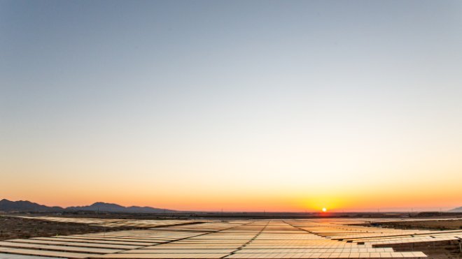 Wo es genügend Platz gibt, machen Freiflächenanlagen Sinn. Die grösste Solaranlage von EKZ befindet sich bei Murcia in Spanien. Ihre Fläche beträgt 85 Hektar, was circa 85 Fussballfeldern entspricht. Die Anlage wird etwas über 90 GWh Strom produzieren. Das entspricht dem jährlichen Verbrauch von mehr als 20 000 Haushalten.