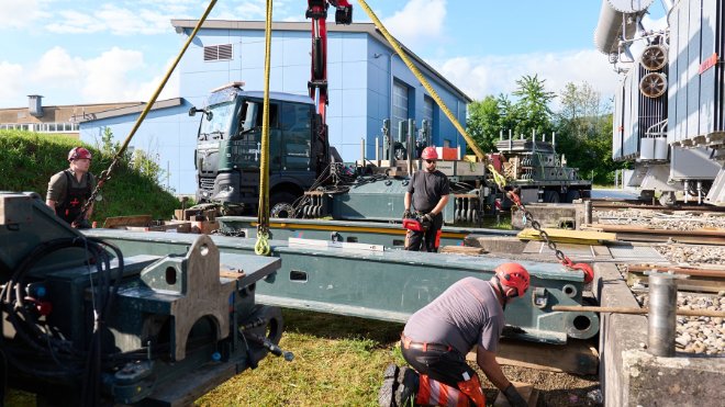 Zentimetergenau wird das für die Verladung elementare Equipment ausgerichtet.