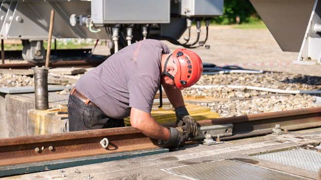 Über genau verlegte Schienen können die 80 Tonnen schweren Transformatoren bewegt werden.