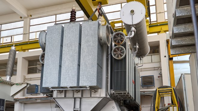 In der Werkstatt wird der Trafo mit einem leistungsfähigen Lastkran an die 