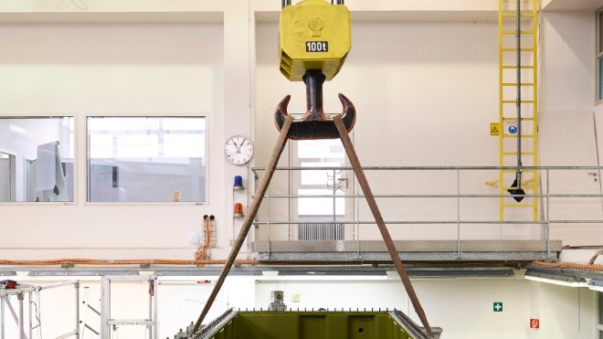 Der Kran befreit den Trafo von seiner Hülle.