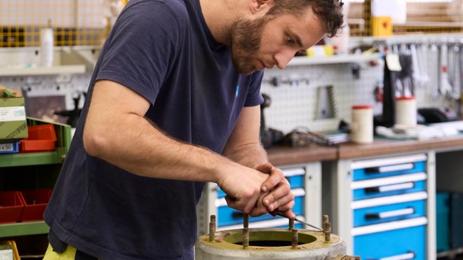 In aufwändiger Handarbeit werden die Einzelteile revidiert. 