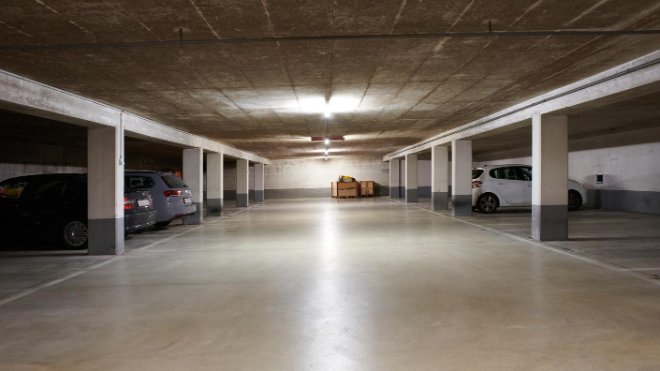 Die Garage in Forch vor der Sanierung: düster, unfreundlich, ungleichmässig ausgeleuchtet. 