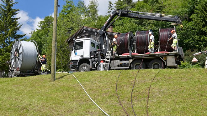 Die Kabelbau-Equipe lässt die Kabel ruhig und kontrolliert von den Bobinen gleiten. 