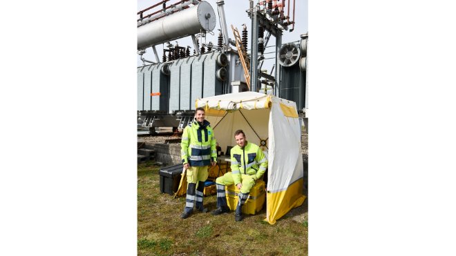 Zwei EKZ-Spezialisten vor einem Trafo