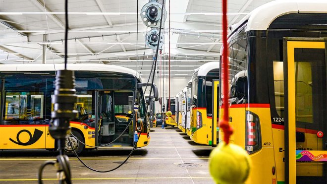 Zugmaschine zieht Kabel durchs Rohr