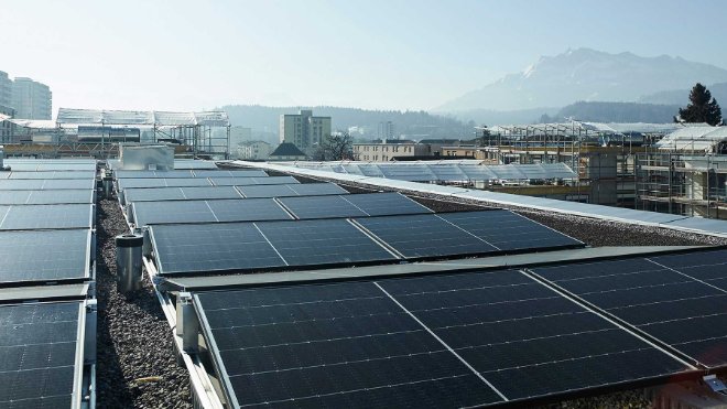 Solarenergie speist das Energiesystem der Mehrfamilienhaus-Siedlung Feld Eins in Emmen