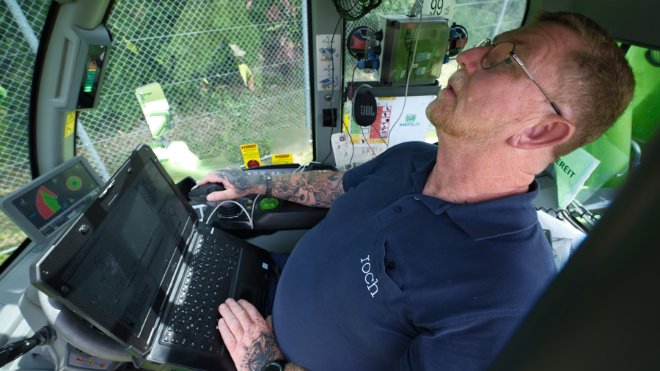 Kranführer im Cockpit