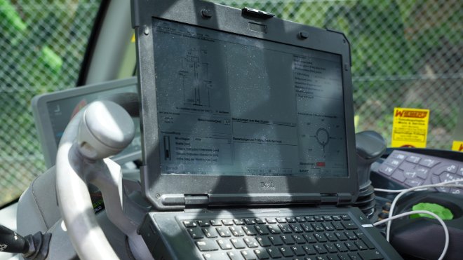 Die Messwerte werden direkt auf diesen Laptop übertragen