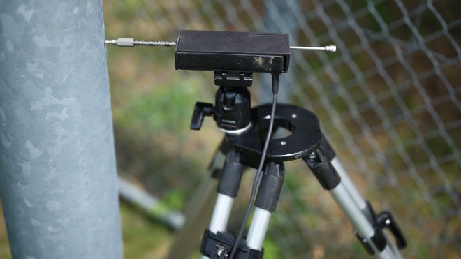 Messsensor prüft Standfestigkeit des Flutlichtmasten