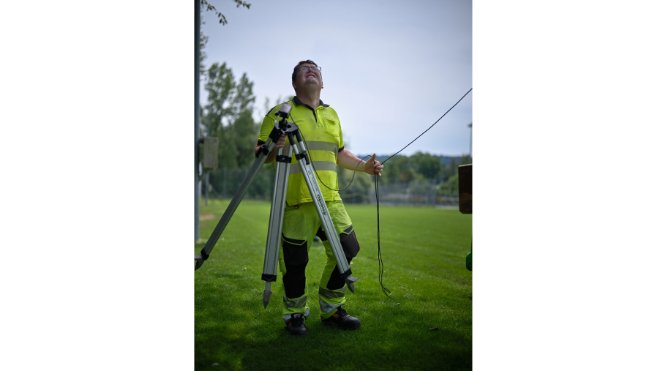 Mitarbeiter bringt Sensor in Stellung