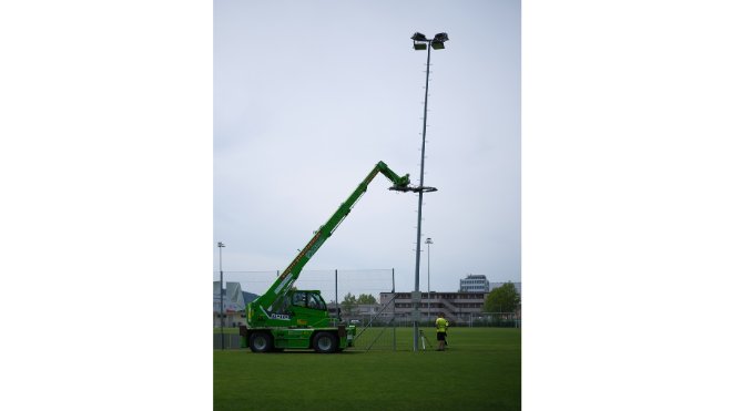 Maschine drückt an Flutlichtmasten