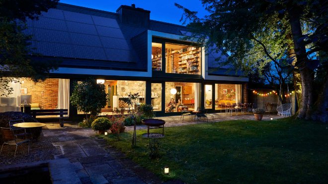 Hausansicht mit Garten