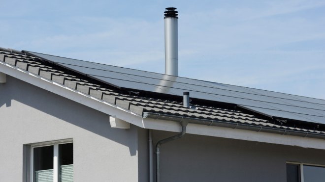 Schwarze Solarpanels auf Hausdach